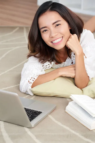 Bela Asiático Estudante Menina Deitado Chão Com Livro Laptop Olhando — Fotografia de Stock