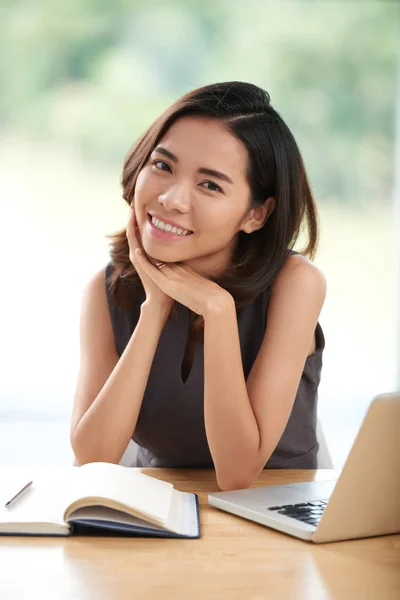 Krásná Asijská Studentka Zatímco Sedí Stolu Učebnicí Laptop Při Pohledu — Stock fotografie