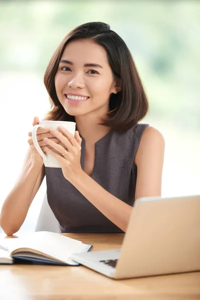 Hermosa Estudiante Asiática Chica Sosteniendo Taza Mirando Cámara Mientras Está —  Fotos de Stock