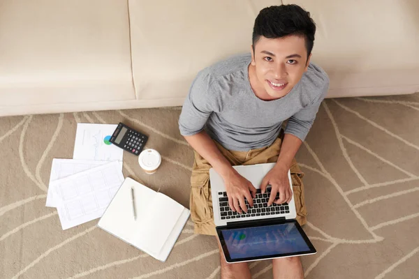 Aziatisch Mens Camera Kijken Met Behulp Van Laptop Zittend Bank — Stockfoto