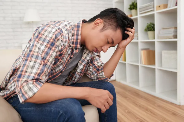 Fatigué Asiatique Homme Avec Mal Tête Assis Sur Canapé Maison — Photo