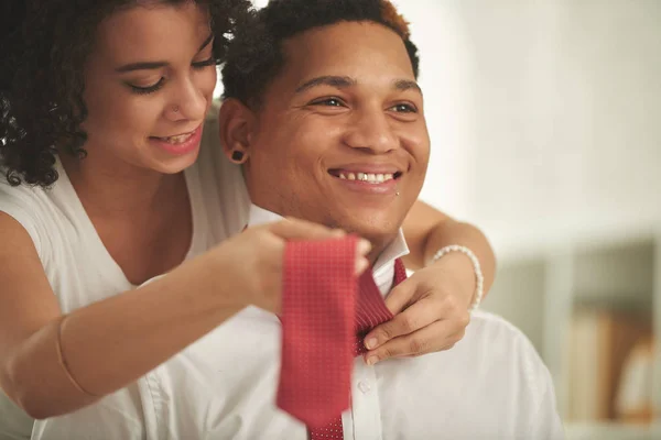 Mujer Joven Ayudando Marido Usar Corbata Roja — Foto de Stock