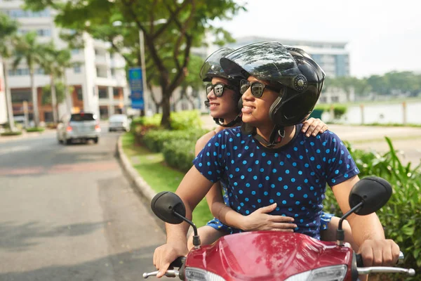 Casal Sorridente Scooter Capacetes Óculos Sol — Fotografia de Stock