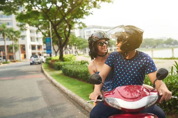 Joyful Casal Cubano Montando Ciclomotor Cidade Verão — Fotografia de Stock