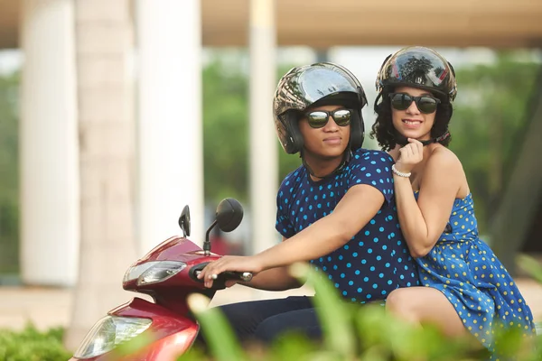 Pareja Viajando Moto Por Ciudad —  Fotos de Stock