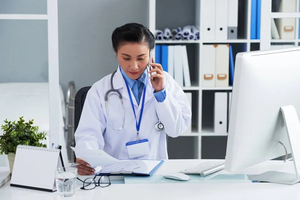Asian Medical Specialist Sitting Her Table Calling Patient — Stock Photo, Image