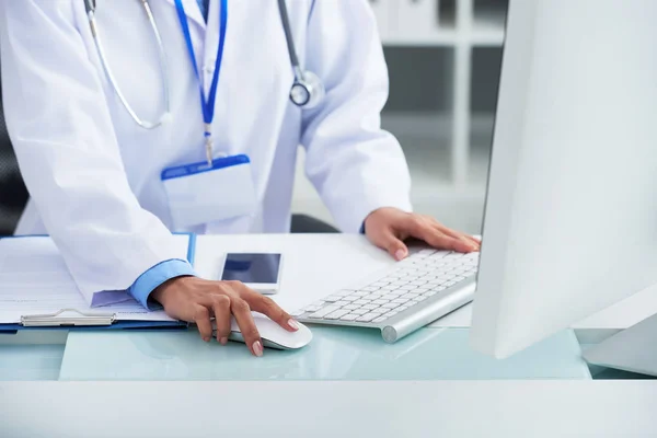 Mani Specialisti Medici Che Lavorano Computer — Foto Stock