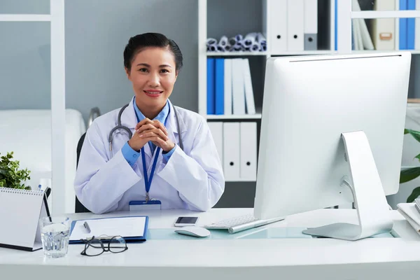Retrato Del Médico Vietnamita Sonriente Sentado Lugar Trabajo —  Fotos de Stock