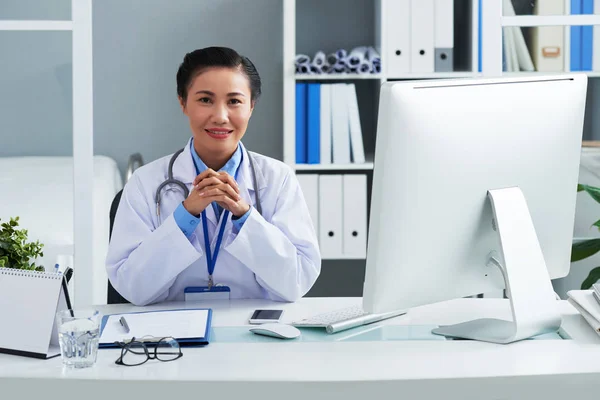 Retrato Médico Vietnamita Sorridente Sentado Seu Local Trabalho — Fotografia de Stock