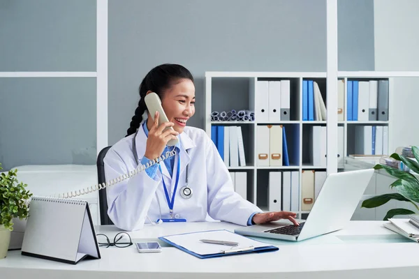 Joyeux Asiatique Femme Médecin Appelant Téléphone — Photo