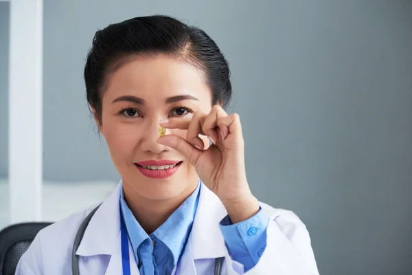 Ritratto Medico Vietnamita Piuttosto Sorridente Che Mostra Pillola — Foto Stock