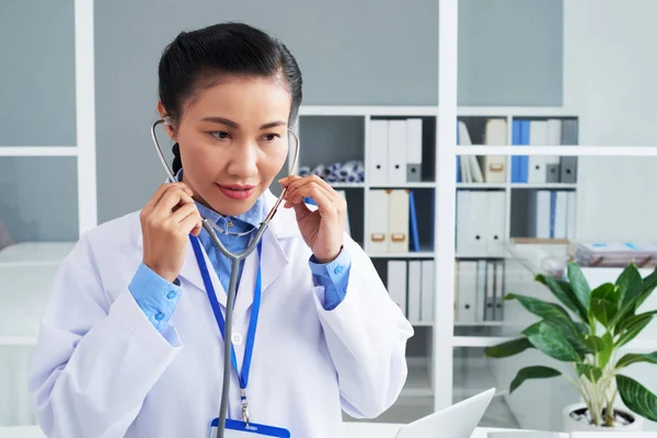 Female Doctor Putting Stethoscope Starting Work — Stock Photo, Image