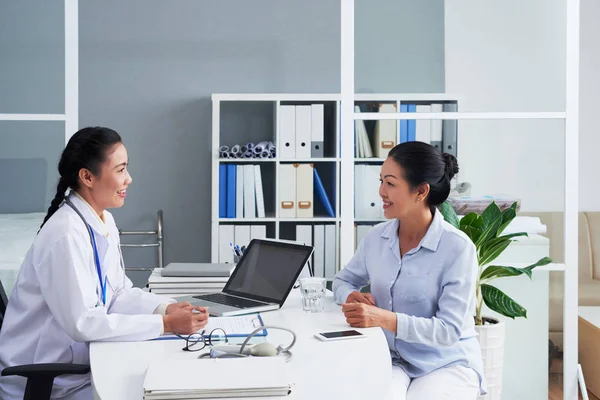 Leende Asiatisk Läkare Samråd Med Ledande Kvinnlig Patient — Stockfoto