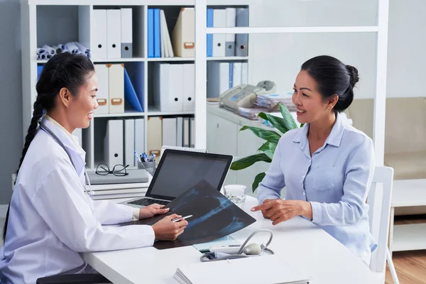 Doctor Explaining Result Ray Patient — Stock Photo, Image