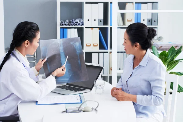 Medico Che Mostra Radiografia Toracica Paziente Donna — Foto Stock