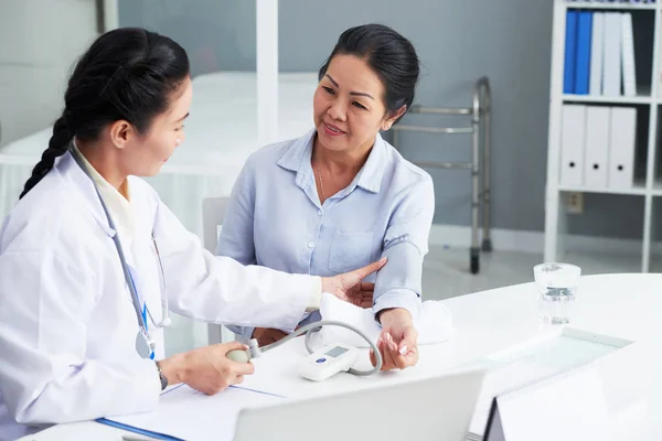 Läkare Kontrollerar Blodtryck Hos Äldre Patient — Stockfoto