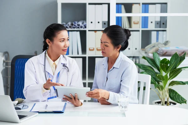 Médico Asiático Explicando Prescrição Para Mulher Idosa — Fotografia de Stock