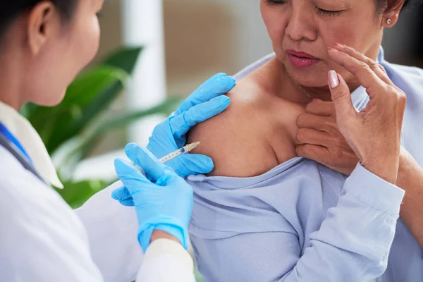 Enfermeira Que Faz Injeção Ombro Mulher Idosa — Fotografia de Stock