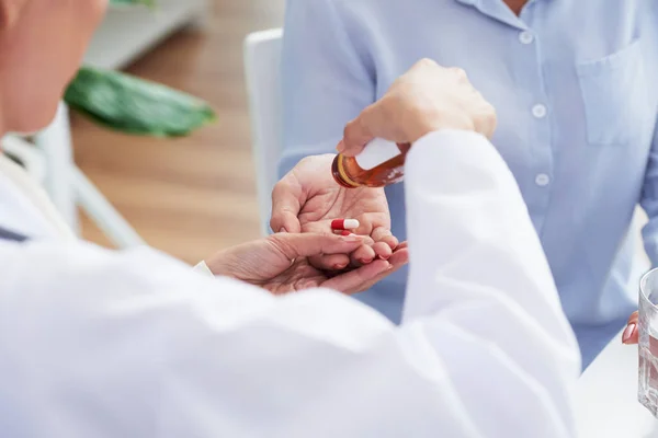 Hände Des Arztes Geben Pillen Patienten — Stockfoto