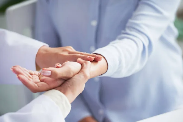 Handen Van Arts Controleren Van Pols Van Patiënt — Stockfoto