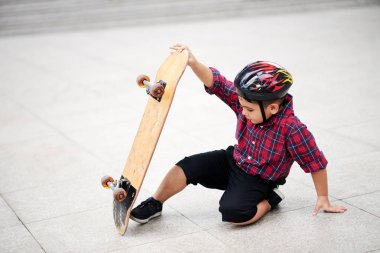 Çocuk kaykay düşen kask içinde
