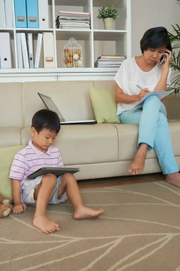 Vietnam kadın konuşmaya devam ne zaman telefon oğlu dijital tablet kullanma