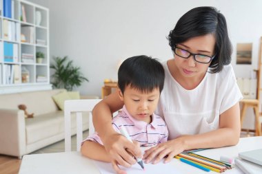 Vietnam kadın oğlunu bir resim çizmek için yardım