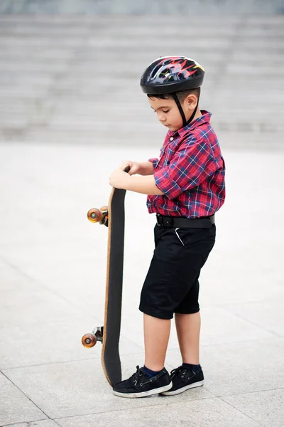 Söt Liten Pojke Med Skateboard Stående Utomhus — Stockfoto