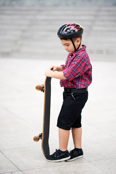 Lindo Niño Pequeño Con Monopatín Pie Aire Libre — Foto de Stock