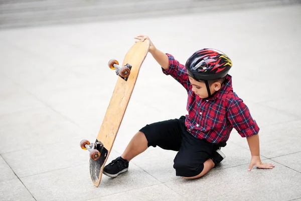 Junge Mit Helm Stürzt Vom Skateboard — Stockfoto