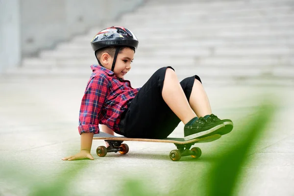 Joyeux Garçon Préscolaire Assis Sur Skateboard Essayant Monter — Photo