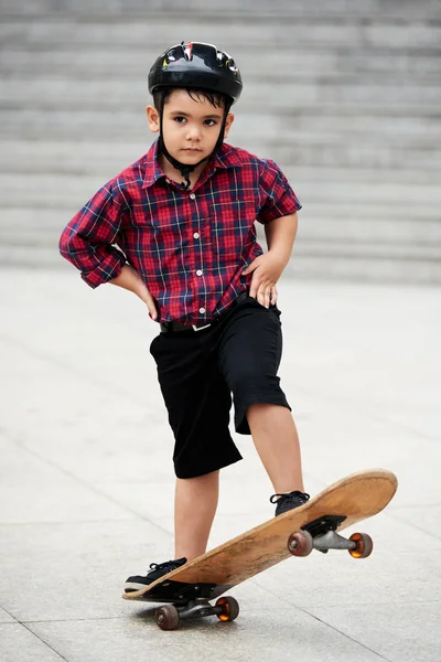 Ragazzino Casco Esibendosi Acrobazia Skateboard — Foto Stock