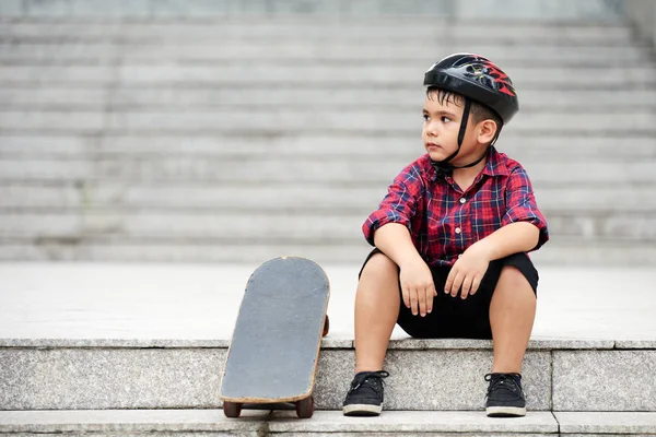 Niño Cansado Sentado Las Escaleras Junto Monopatín — Foto de Stock