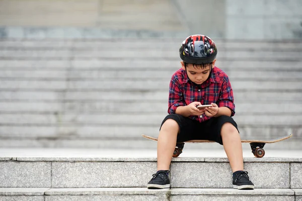 Ragazzo Seduto Skateboard Utilizzando Telefono Cellulare — Foto Stock