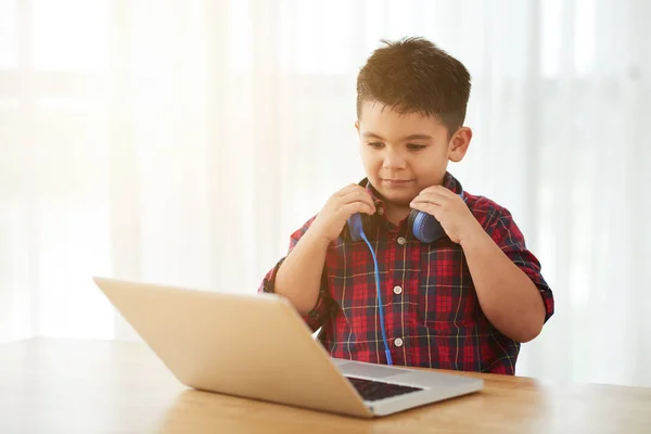 Smiling Boy Putting Headphones Play Game Laptop — Stock Photo, Image