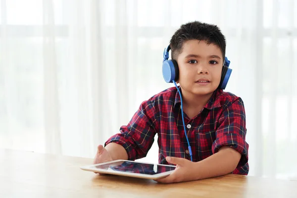 Child Headphones Sitting Table Tablet Computer His Hands — Stock Photo, Image