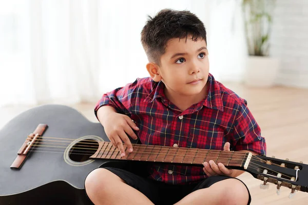 Chłopiec Rasy Mieszanej Siedząc Podłodze Gra Gitarze — Zdjęcie stockowe
