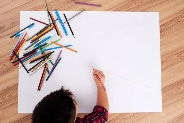 Creatieve Kind Tekenen Met Kleurpotloden Groot Wit Vel Bekijken Van — Stockfoto