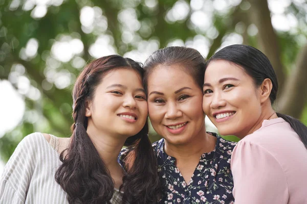 Generasi Perempuan Nenek Ibu Dan Anak Tersenyum Dan Melihat Kamera — Stok Foto