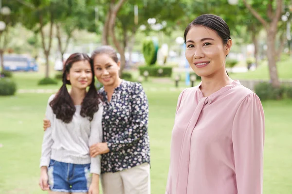 Porträtt Vackra Vietnamesiska Kvinna Hennes Dotter Och Mor Står Ther — Stockfoto