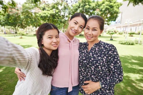 Gadis Remaja Asia Mengambil Selfie Dengan Ibu Dan Nenek — Stok Foto