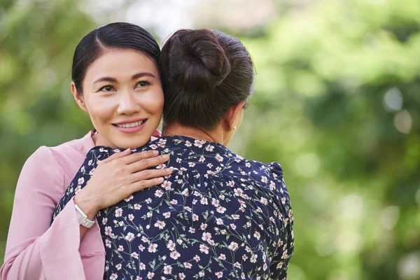 Vrij Lachende Volwassen Vrouw Haar Senior Moeder Knuffelen — Stockfoto