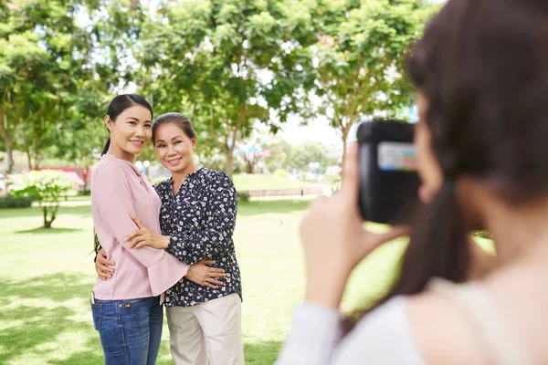 Female Photographer Taking Picture Senior Vietnamese Woman Her Adult Daughter — Stock Photo, Image