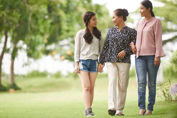 Fröhliches Vietnamesisches Teenager Mädchen Mit Mutter Und Großmutter Beim Spazierengehen — Stockfoto