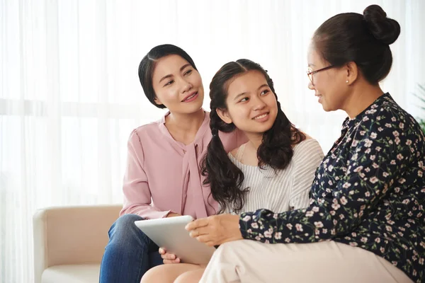 Senior Vietnamese Vrouw Vertellen Van Verhalen Aan Haar Dochter Kleindochter — Stockfoto