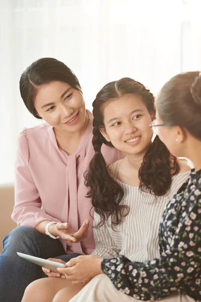 越南家庭中的女性一代在家聊天 — 图库照片