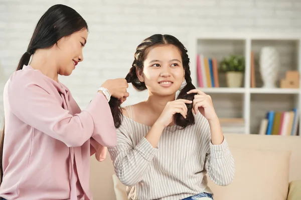 Mujer Vietnamita Cepillando Pelo Hija Adolescente — Foto de Stock