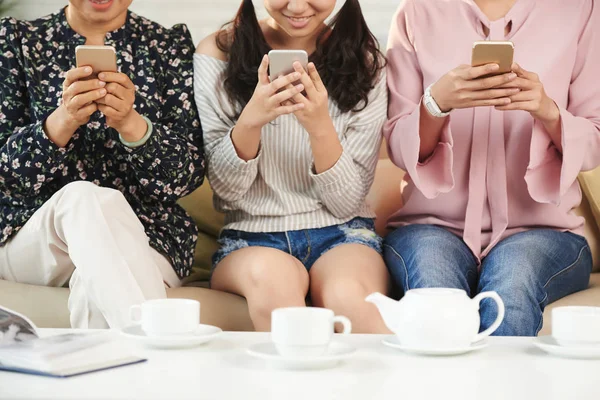 Abgeschnittenes Bild Der Weiblichen Generation Einer Familie Mit Smartphones Die — Stockfoto