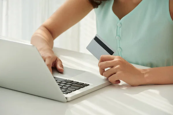 Primer Plano Imagen Mujer Con Ordenador Portátil Compras Línea — Foto de Stock