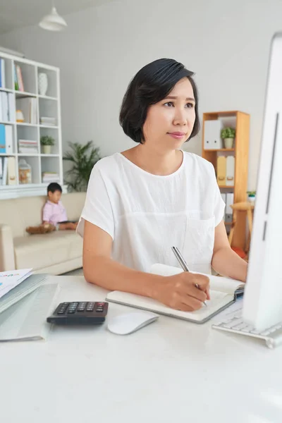 Zakelijke Vrouw Nemen Notities Haar Kind Achtergrond Wordt Afgespeeld — Stockfoto